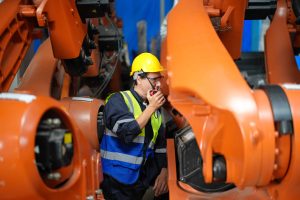 Ingeniører gennemgår dokumentation i en industrivirksomhed