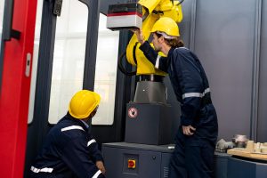 Robotarm med kunstig intelligens i en højteknologisk produktion
